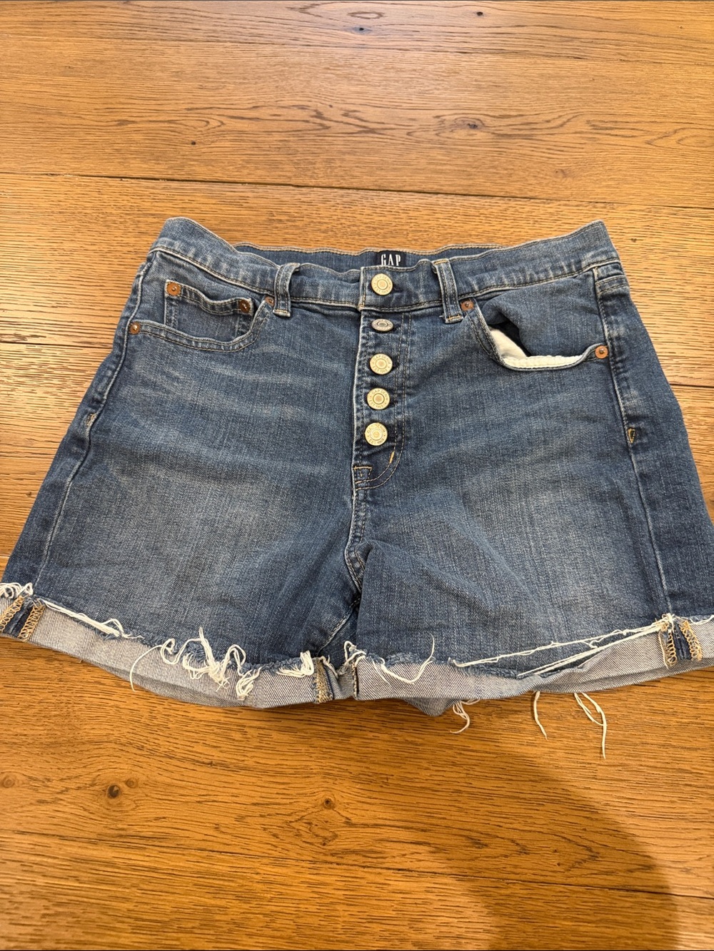 GAP Frayed Hem High-Rise Denim Shorts in Medium Blue